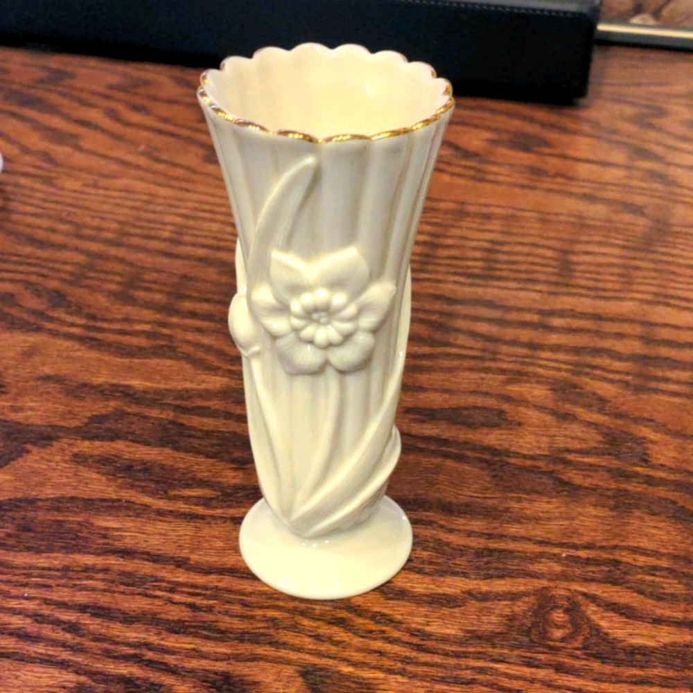 Lenox Vintage Vase excellent conditioner